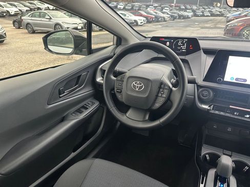 Used 2025 Toyota Prius LE image 32