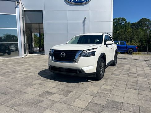 Used 2024 Nissan Pathfinder SV image 2
