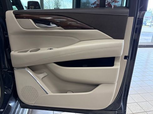 Used 2017 Cadillac Escalade ESV Luxury image 33