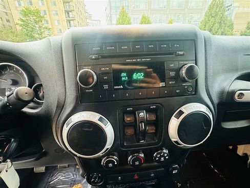 Used 2015 Jeep Wrangler Unlimited Sahara AWD/4WD image 9