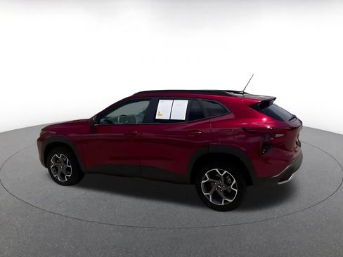 Used 2025 Chevrolet Trax LT FWD image 7