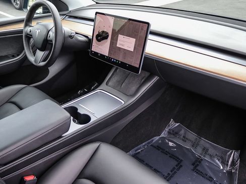 Used 2023 Tesla Model Y AWD image 15