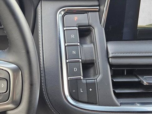 Used 2024 Chevrolet Suburban LT RWD image 14