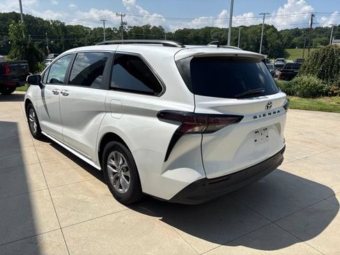 Used 2023 Toyota Sienna XLE FWD image 5