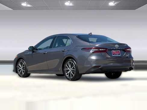 Used 2022 Toyota Camry XLE FWD image 3