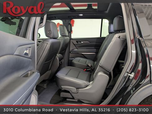 Used 2025 Chevrolet Traverse LT w/ Sun and Wheel Package image 16