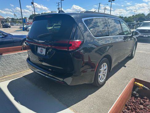 Used 2022 Chrysler Pacifica Touring-L image 6