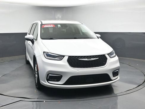 Used 2023 Chrysler Pacifica Touring-L image 8