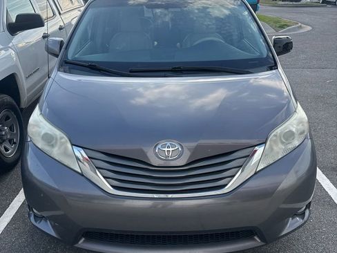 Used 2013 Toyota Sienna XLE image 2
