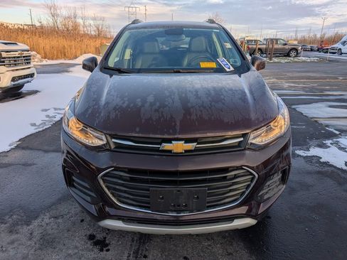 Used 2022 Chevrolet Trax LT w/ LT Convenience Package image 2