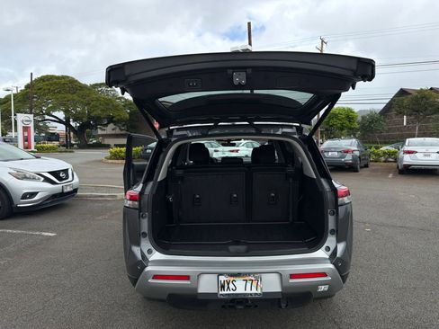 Used 2025 Nissan Pathfinder Platinum w/ Cargo Package image 12
