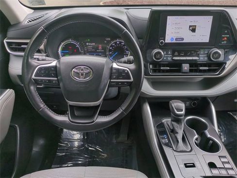 Used 2023 Toyota Highlander LE image 16