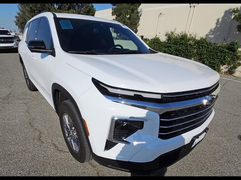 Used 2024 Chevrolet Traverse LT image 2