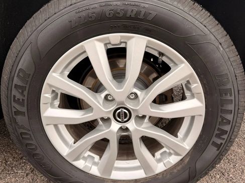 Used 2020 Nissan Rogue SV image 28