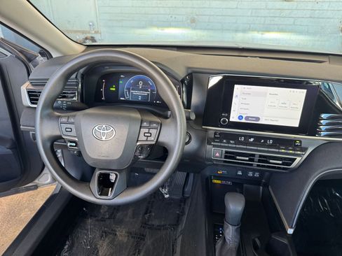 Used 2025 Toyota Camry LE image 32
