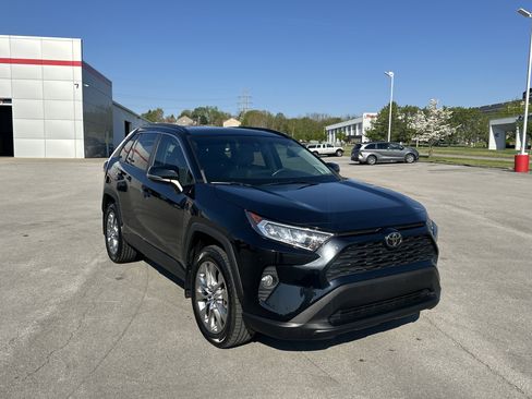 Used 2020 Toyota RAV4 XLE Premium image 3
