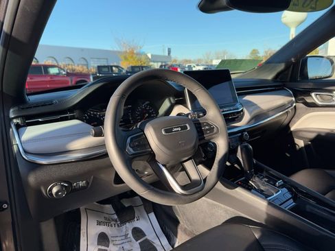 Used 2024 Jeep Compass Limited image 37