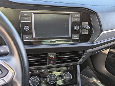 Used 2022 Volkswagen Jetta SE image 28