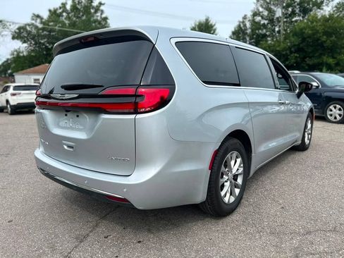 Used 2026 Chrysler Pacifica Limited FWD image 5