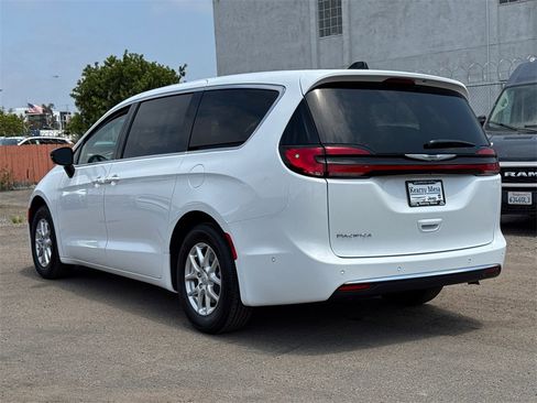 New 2025 Chrysler Pacifica Select image 11