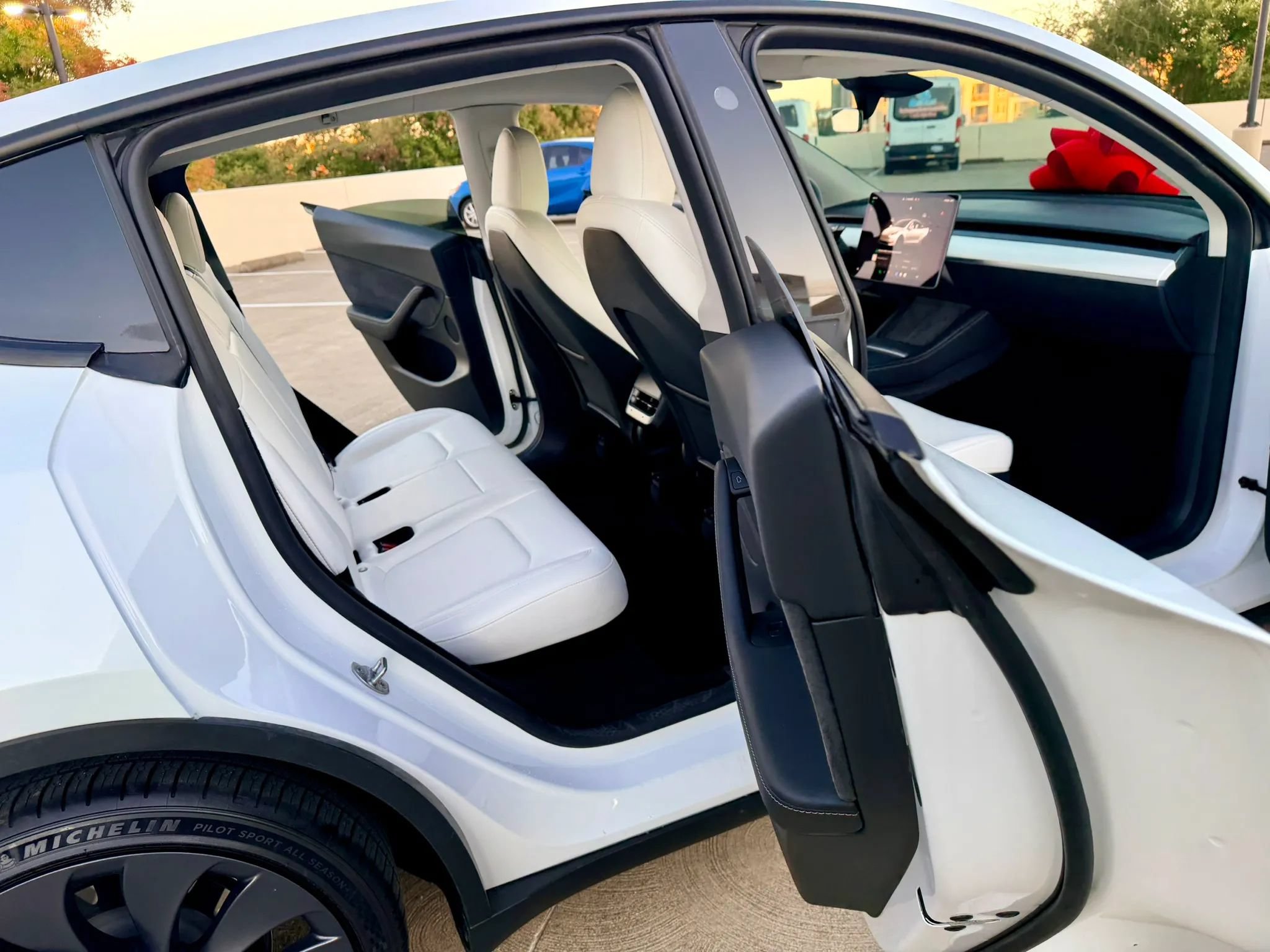 Used 2024 Tesla Model Y Long Range AWD/4WD image 18