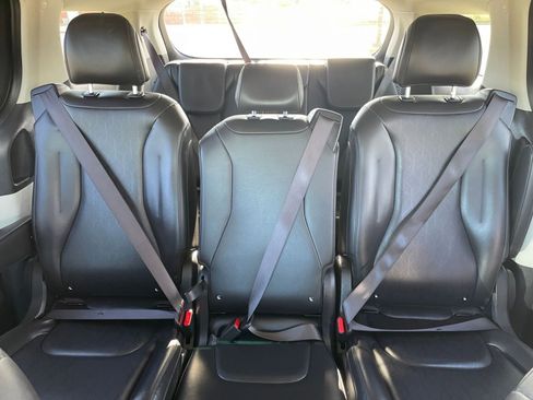 Used 2024 Kia Carnival LX image 40