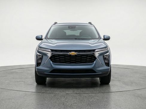 Used 2025 Chevrolet Trax LT FWD image 2