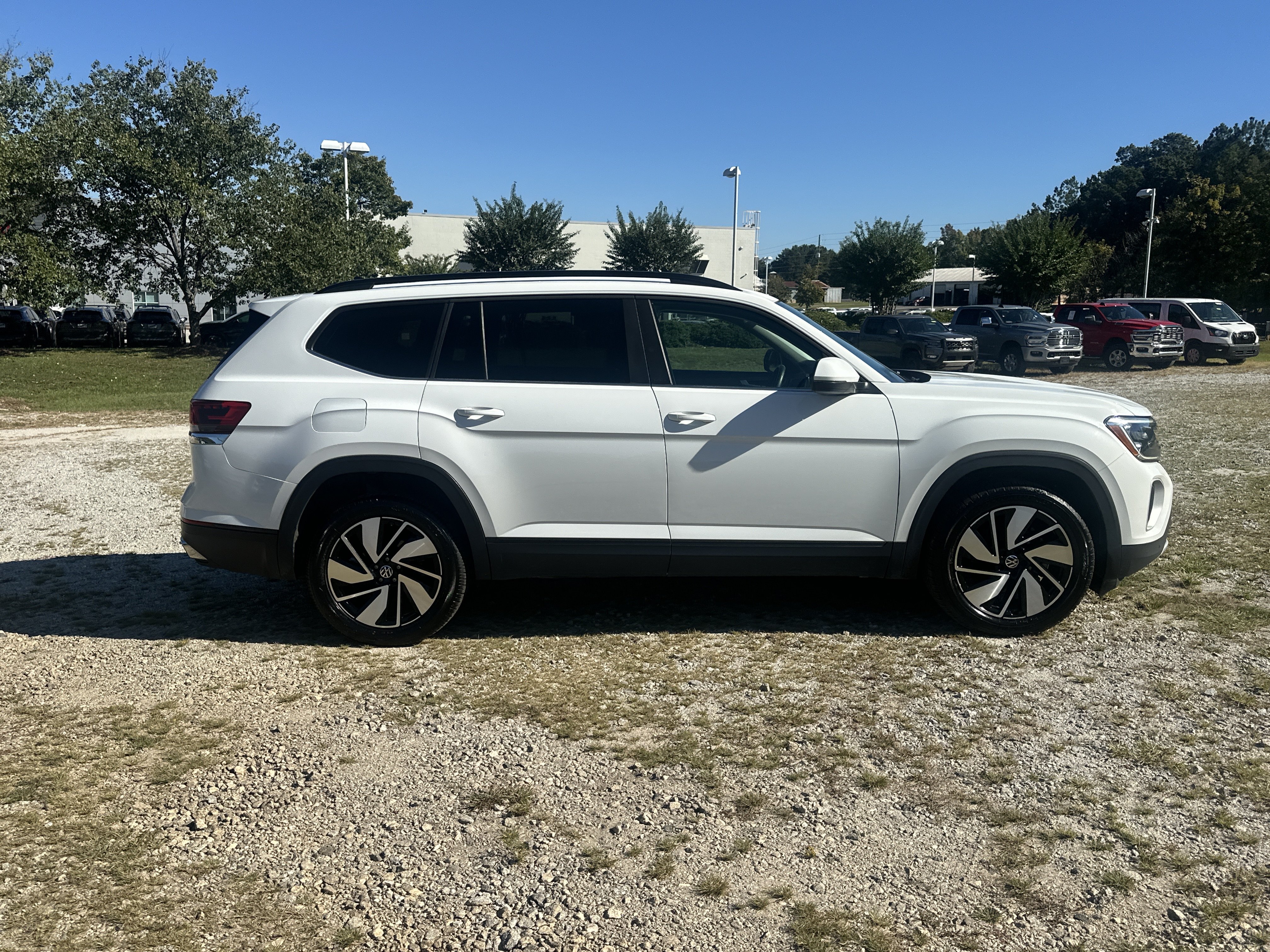 Used 2024 Volkswagen Atlas SE AWD/4WD image 4