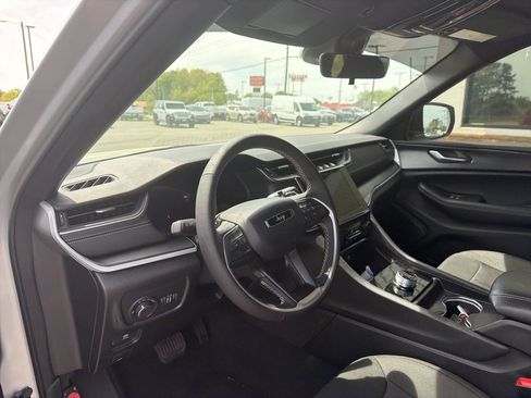 Used 2025 Jeep Grand Cherokee Laredo X image 4