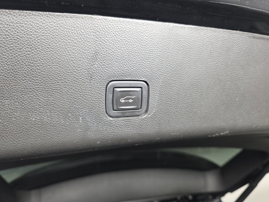 Used 2020 Chevrolet Traverse LT FWD image 32