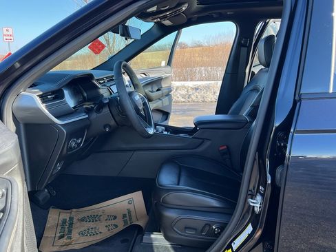 Used 2024 Jeep Grand Cherokee Limited w/ Luxury Tech Group II image 13