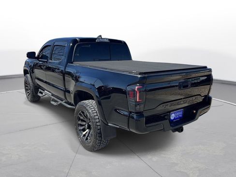 Used 2017 Toyota Tacoma TRD Sport image 3