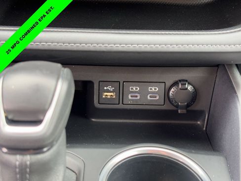 Used 2024 Toyota Highlander LE FWD image 25