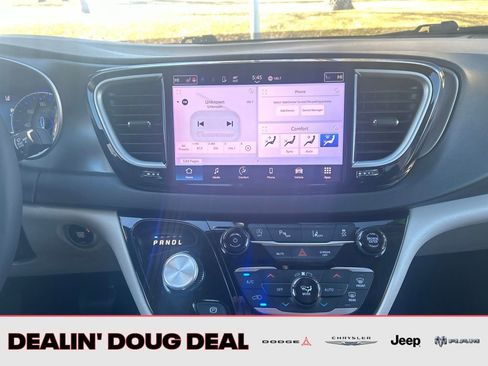 Used 2024 Chrysler Pacifica Touring-L FWD image 18