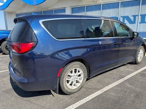 Used 2018 Chrysler Pacifica LX FWD image 3