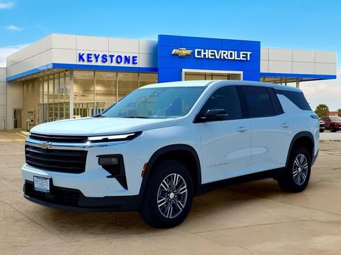 Used 2024 Chevrolet Traverse LS FWD image 3