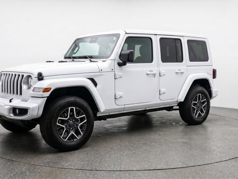 Used 2025 Jeep Wrangler Unlimited Sahara AWD/4WD image 3
