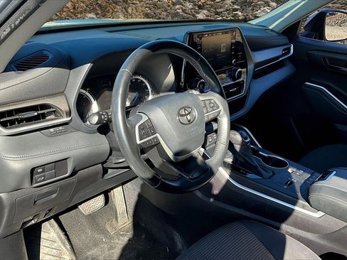 Used 2022 Toyota Highlander LE image 12