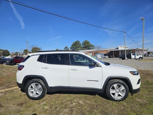 Used 2022 Jeep Compass Latitude image 2