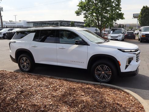 Used 2025 Chevrolet Traverse LT FWD image 11