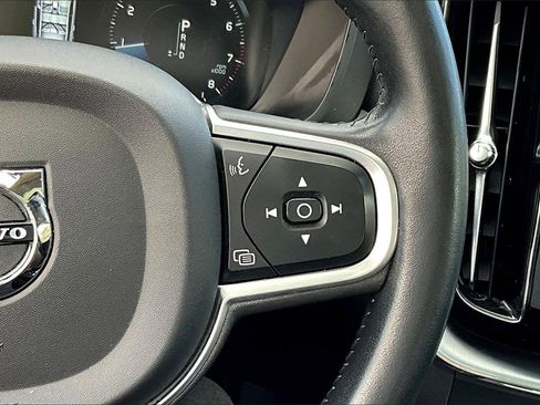 Used 2019 Volvo XC60 T6 Momentum w/ Multimedia Package image 17
