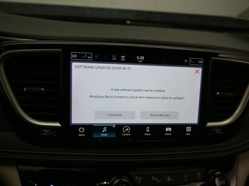 Used 2023 Chrysler Pacifica Touring-L FWD image 13