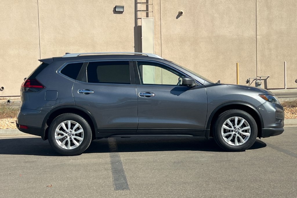 Used 2018 Nissan Rogue SV w/ Sun & Sound Touring Package FWD image 3