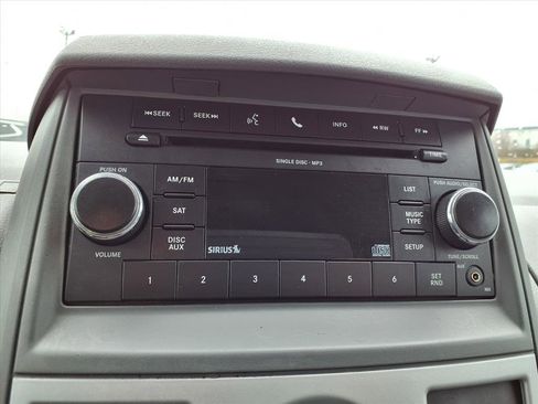 Used 2010 Chrysler Town & Country Touring image 4