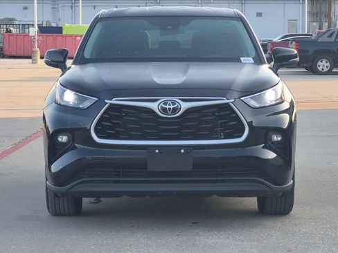 Used 2024 Toyota Highlander LE AWD/4WD image 9