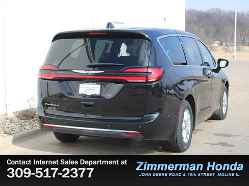 Used 2025 Chrysler Pacifica Select image 2