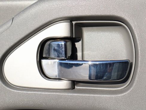 Used 2018 Nissan Frontier SV image 17