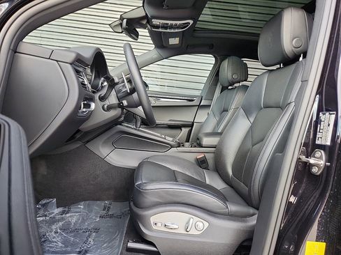 Certified 2025 Porsche Macan image 5