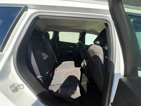 Used 2019 Jeep Cherokee Latitude w/ Popular Appearance Group AWD/4WD image 21