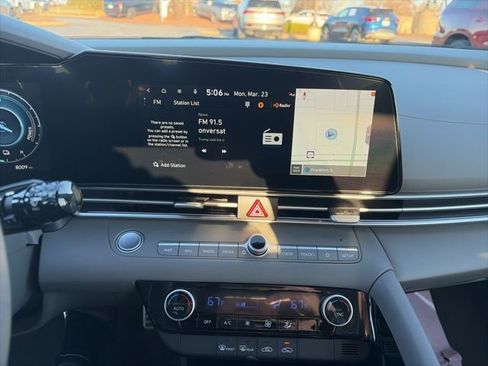 Used 2025 Hyundai Elantra SEL image 15